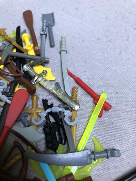 LEGO® KLASIK SADA ZBRANÍ A NÁSTROJŮ - VIZ POPIS