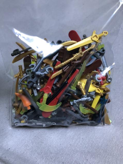 LEGO® KLASIK SADA ZBRANÍ A NÁSTROJŮ - VIZ POPIS