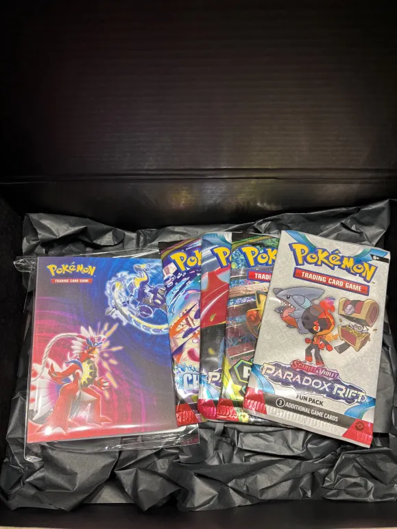POKÉMON DÁRKOVÝ BOX S MINI ALBEM A BOOSTERY